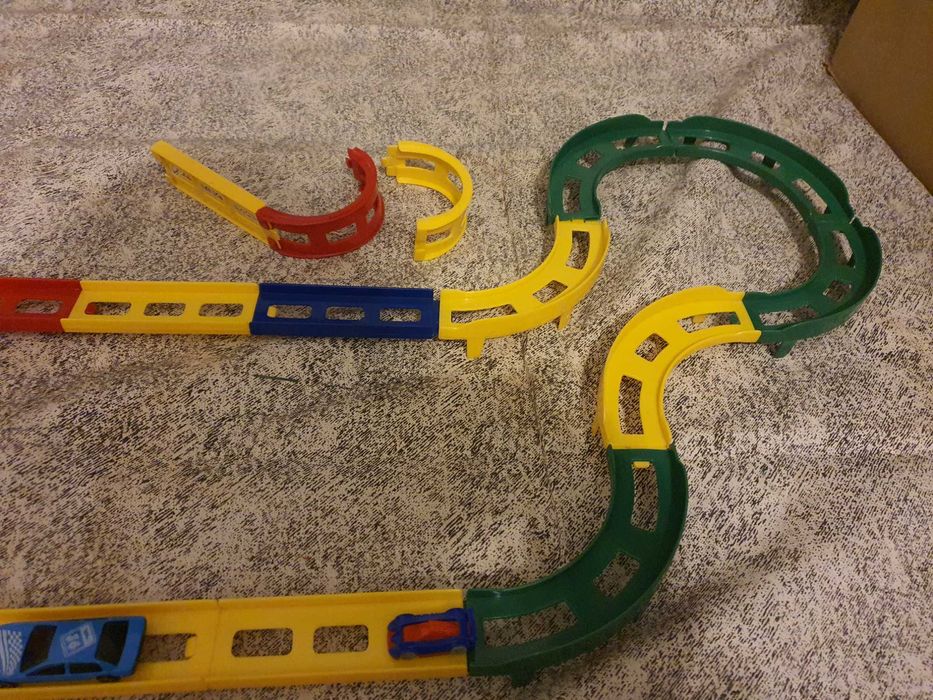 Pista de mașini mici din plastic