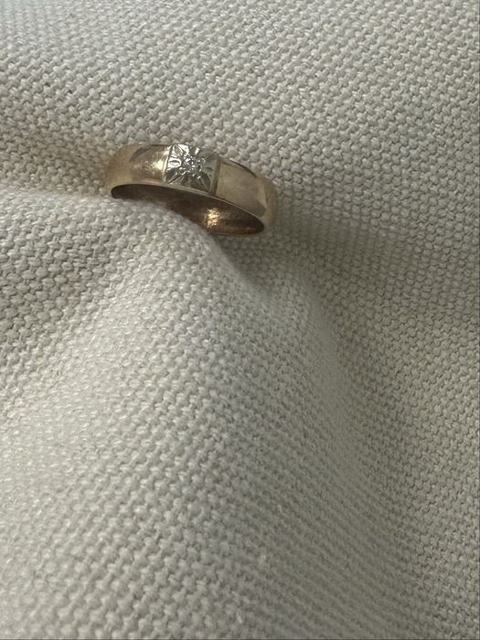 Золотое кольцо с бриллиантом