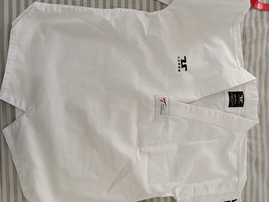 Продавам нагръдник и екип за таекуондо