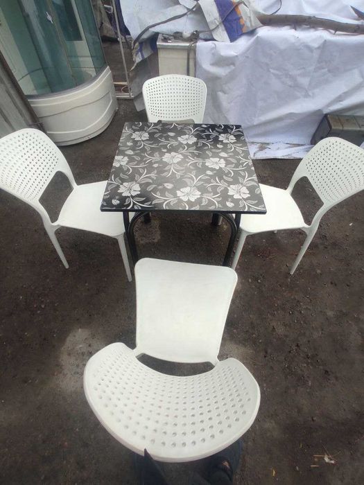 stol stull kafega darvoz xonaga