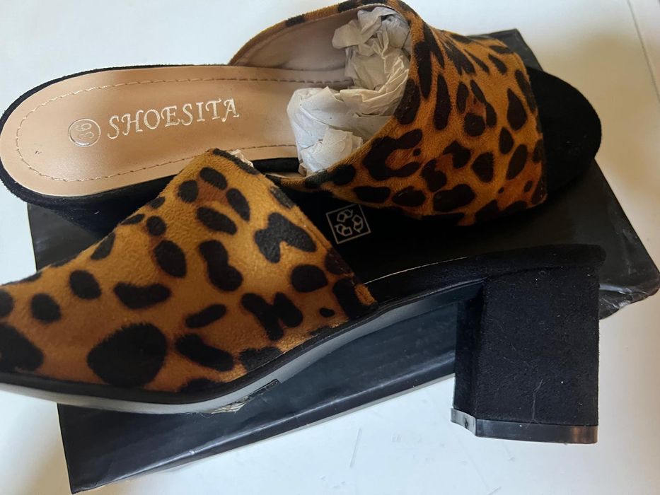 Vând saboți si papuci