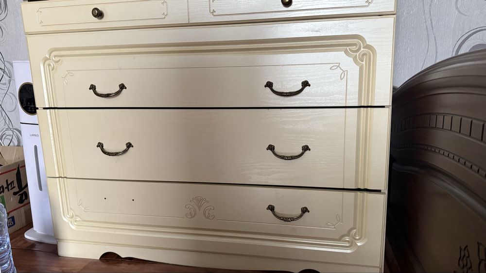 Срочно продам комод с зеркалом