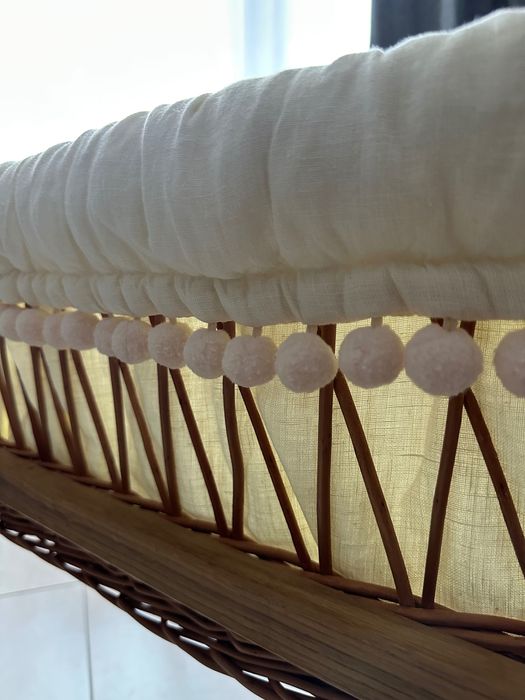 Плетено бебешко легло от естествена върба, люлееща. Кокосов матрак