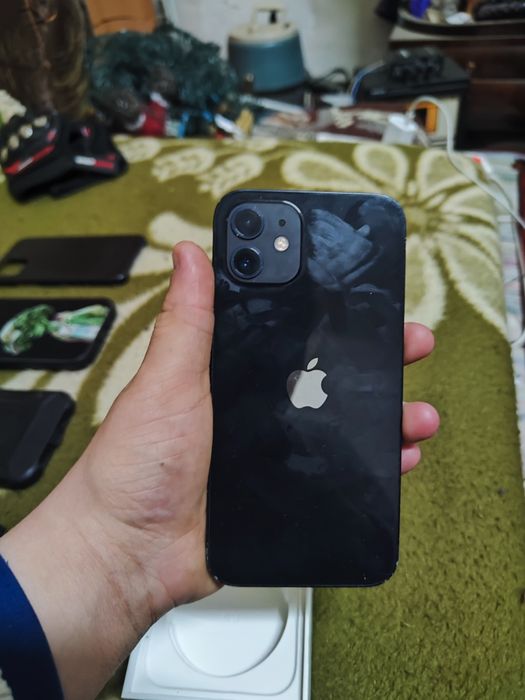 iPhone 12 – 128 GB | Cutie originală | Baterie nouă | 4 huse inclus