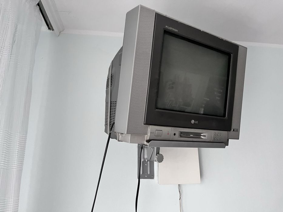 Телевизор LG Flatron 21’ + стойка