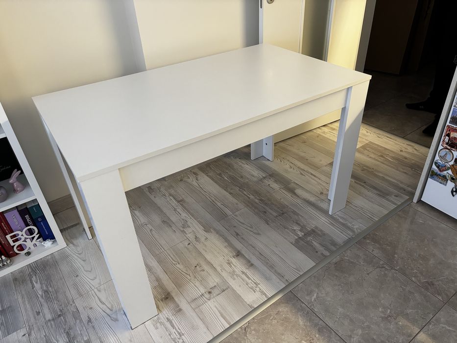 Продавам трапезна маса