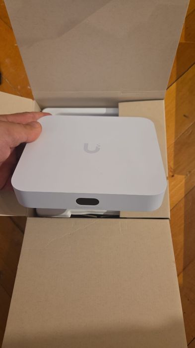 Vând echipamente de rețea la nivel profesional. Router și Access Point.