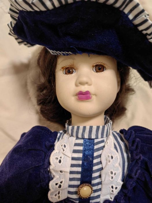 Колекционерска порцеланова кукла