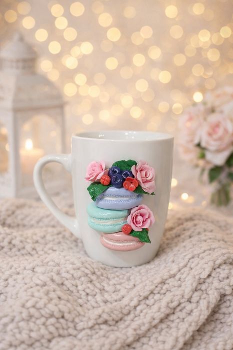 Артистична чаша с ръчно моделирани елементи – изработка по поръчка