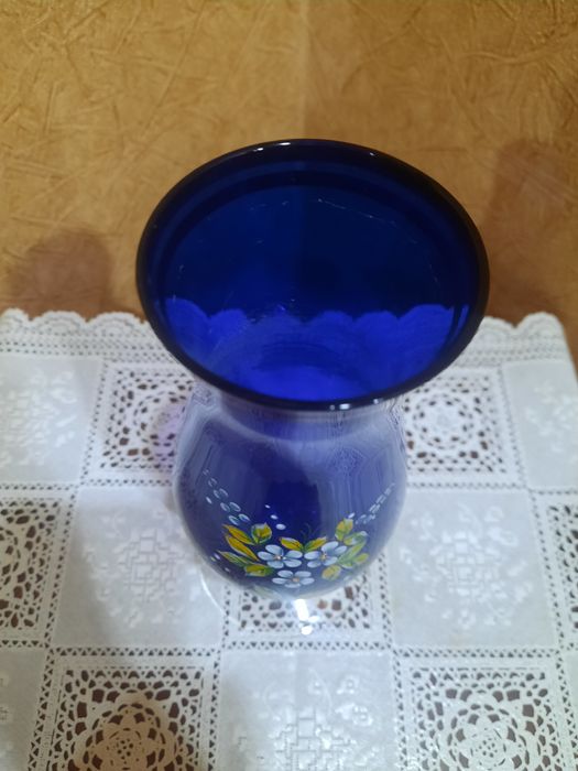 Красивая, изящная вазочка на ножке, Богемия, Чехословакия. Кобальтовое