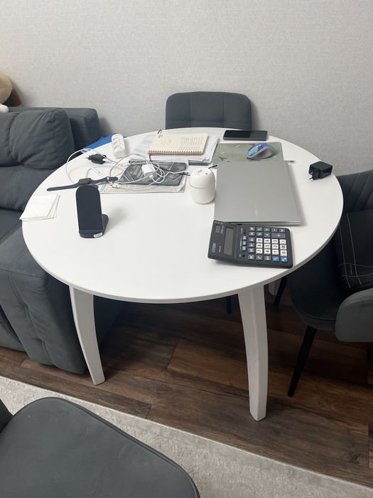 Продам стол белый 100*100