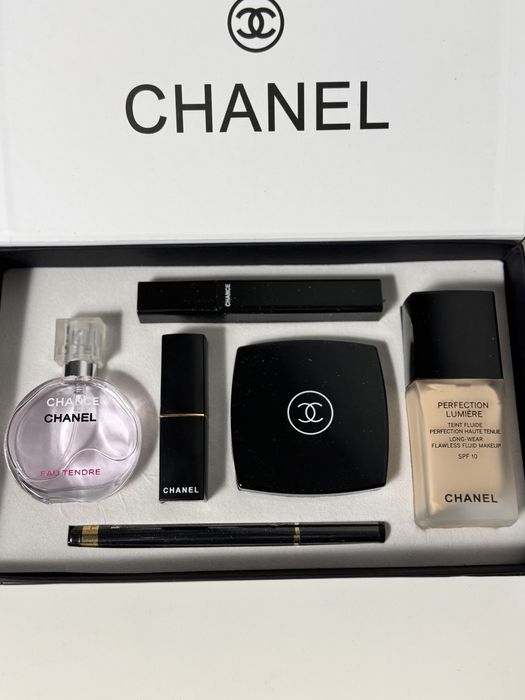 Продаю Chanel набор косметики