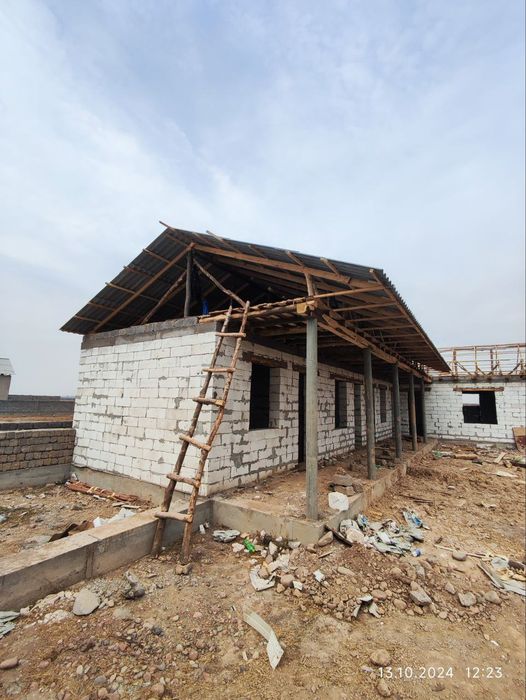 Срочна  Янги  ДСК да  5 хонали янги қурилган  уй сотилади