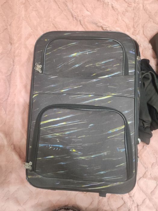 Продам чемодан черный