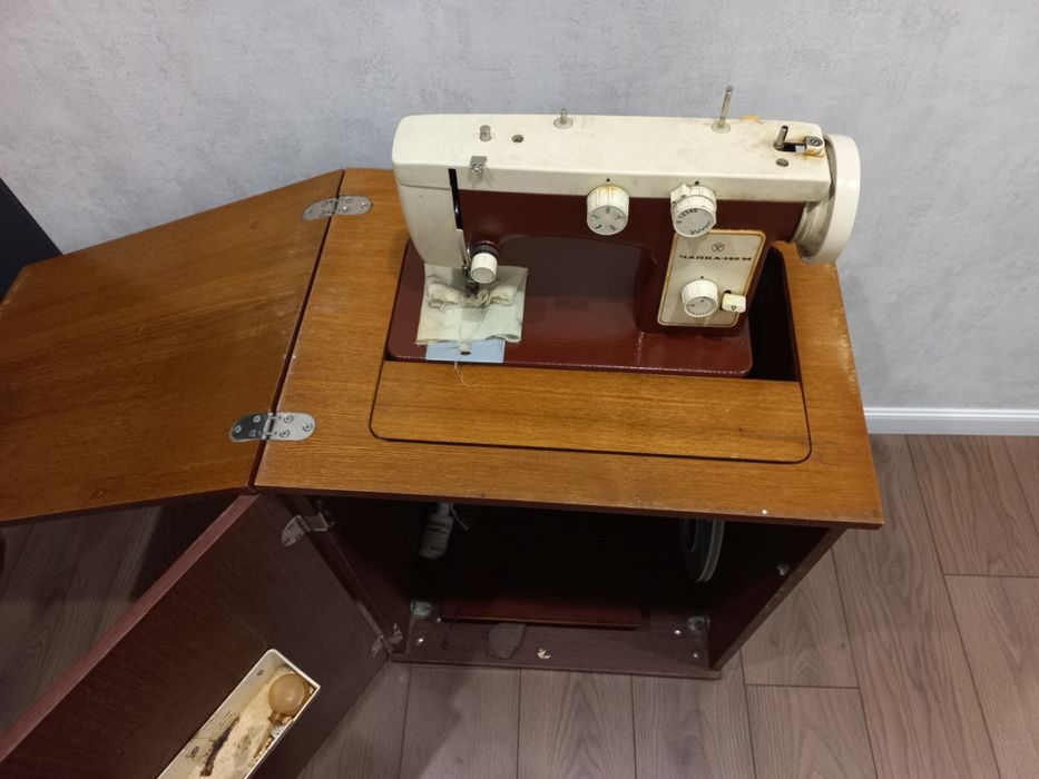 Продам швейную машинку