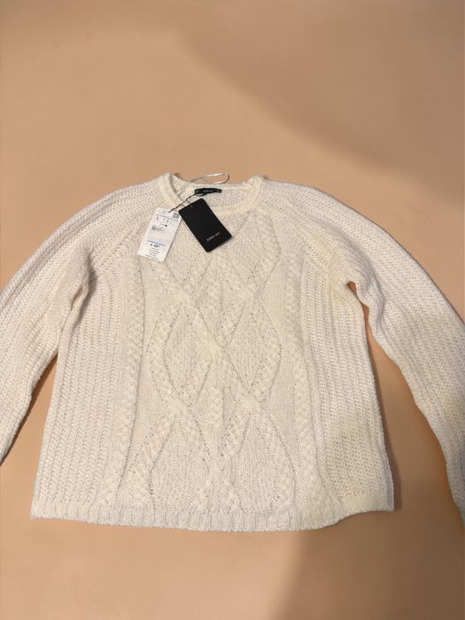 Pulover crem Zara nou cu etichetă de 50€ marimi; L 5 buc, M 65buc