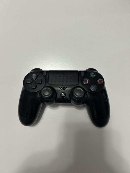 Playstation 4 с 2 контролера и акаунт с 6 дигитални игри и една на диск!