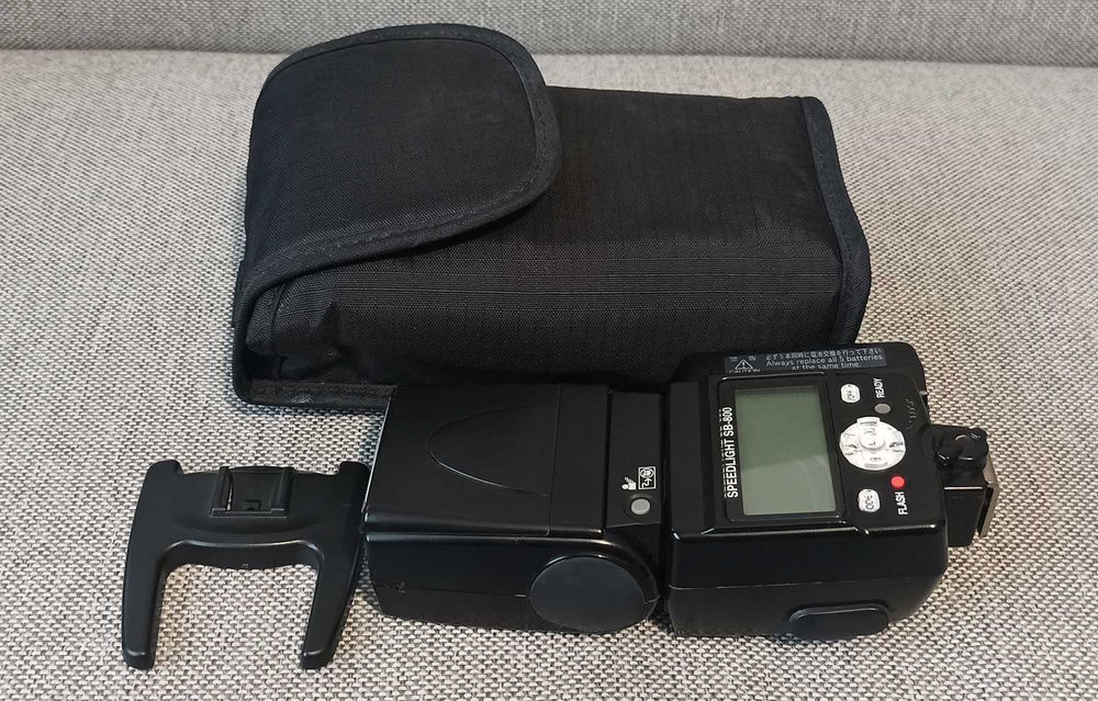 Светкавица Nikon SB-800 + приставката за 5-та батерия + 5 бр. батерии