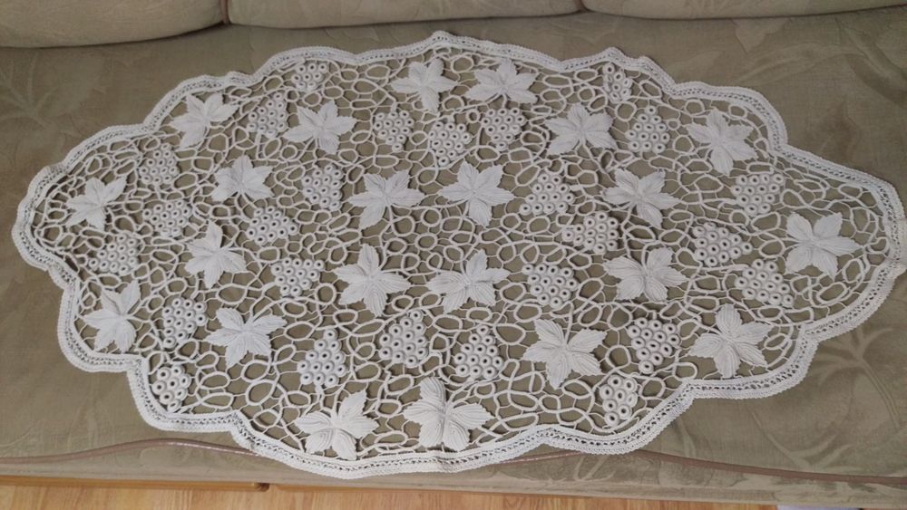 Vând-schimb milee lasetă, picturi neinramante, un bibelou peste sticla