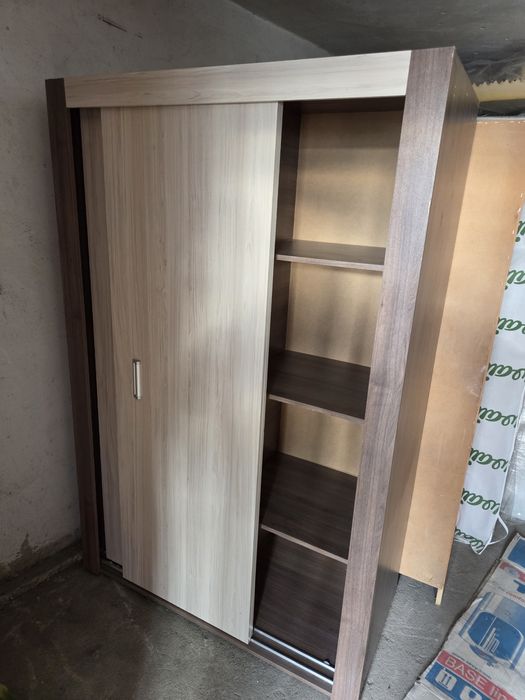 Двукрилен гардероб с плъзгащи се врати