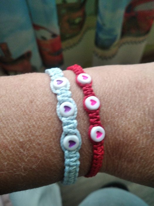 Предлагам ръчно изработени дамски гривни макраме