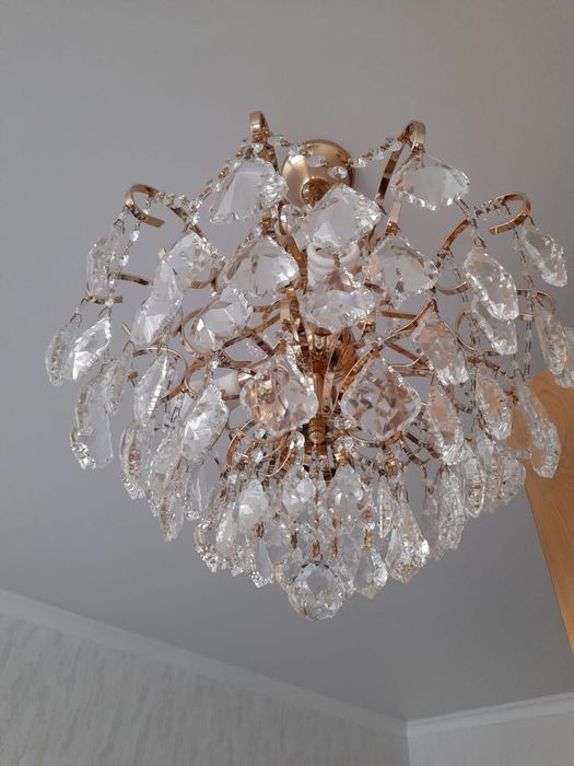 Срочно продам люстру