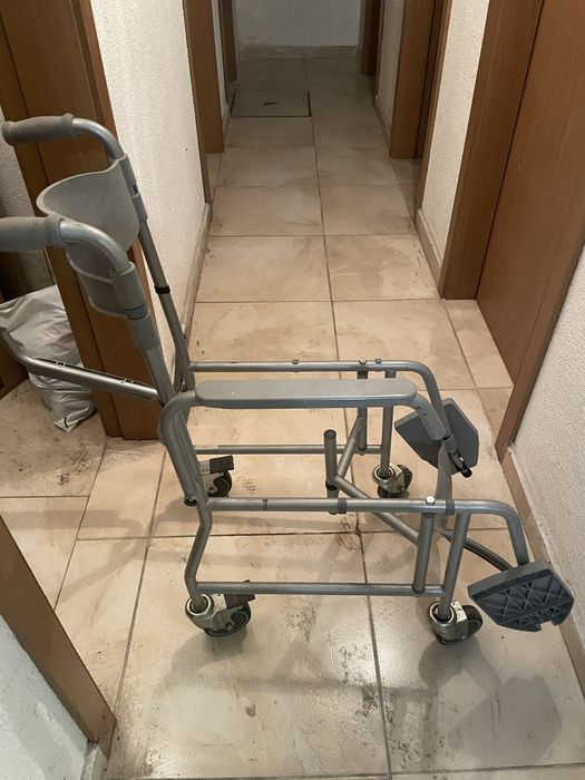 Инвалиден стол/ проходилка