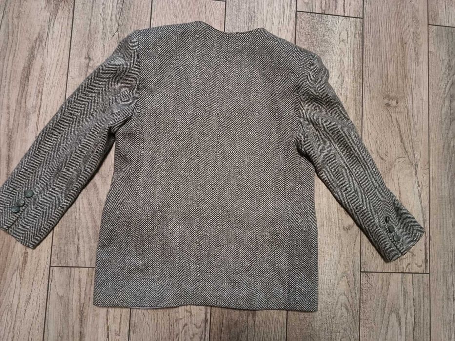 Продавам сиво-бежово елегантно дамско сако