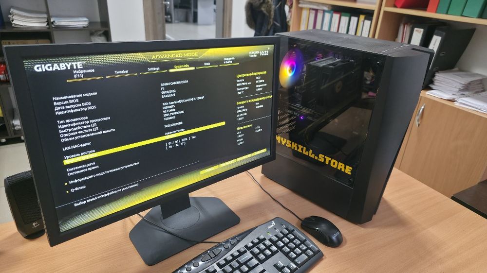 Системный блок и монитор игровой.