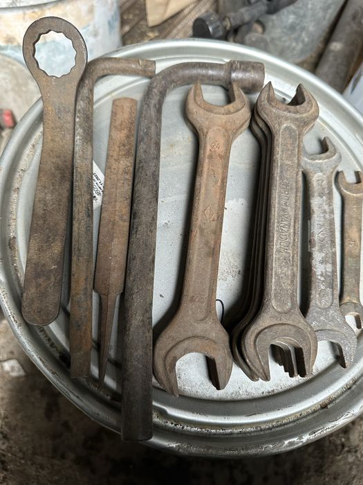 Продам ключи , отвес, зубила , напильники, гвоздодер