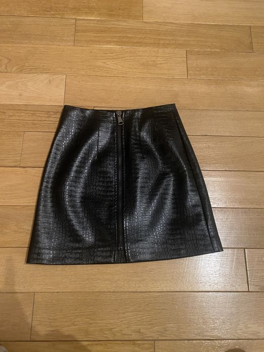 Vând fusta Stradivarius din piele sintetica, neagra mărime Xs