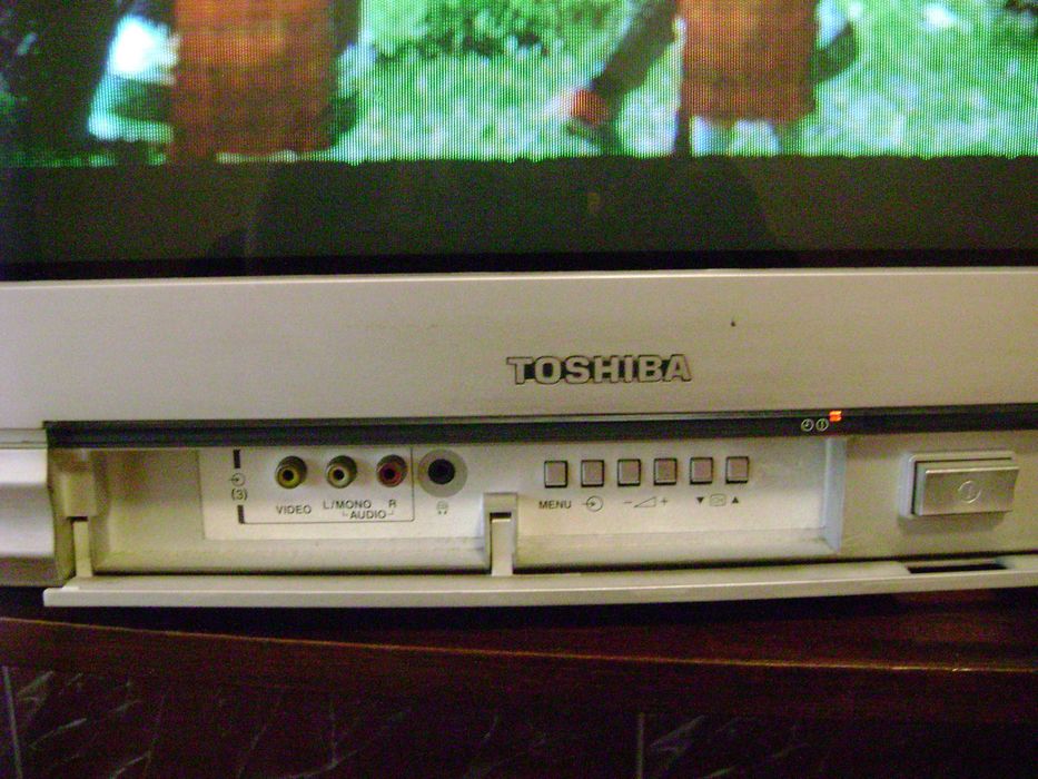 Телевизор Тошиба с четри говорителя 105 w и още 5бр