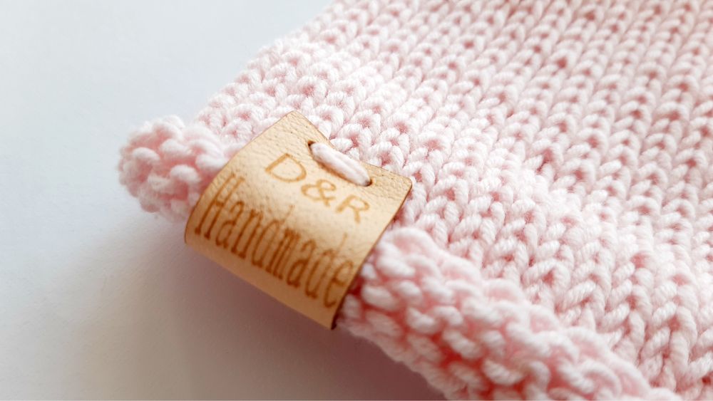 Ръчно плетен комплект/шапчица,клипс,дрънкалка