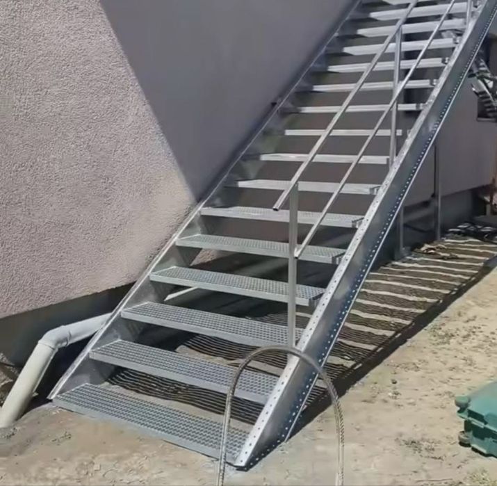 scari galvanizate exterior