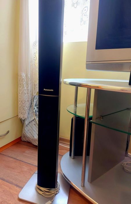 Почти неупотребявано CD/DVD аудио уредба с 6 бр колони