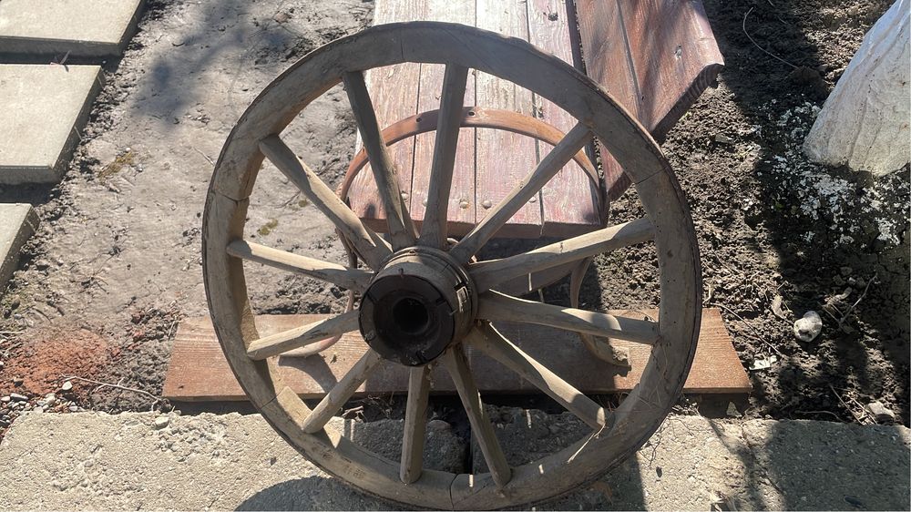 Roti vechi car cu boi