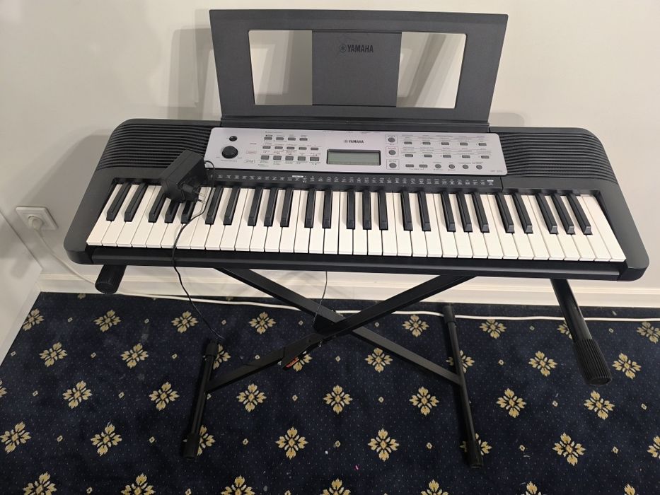 Продам синтезатор ,б/у