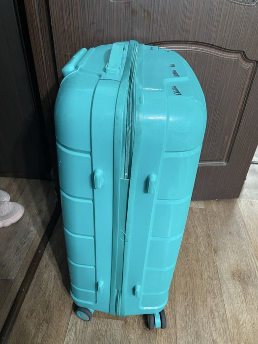 Продам красивый чемодан