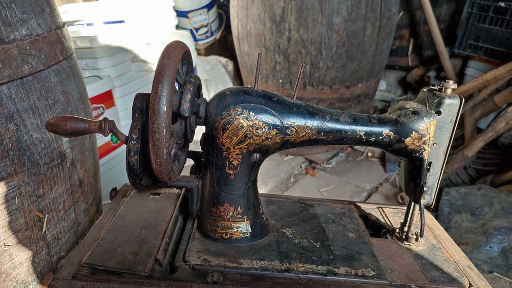Антикварна ръчна машина за шиене.