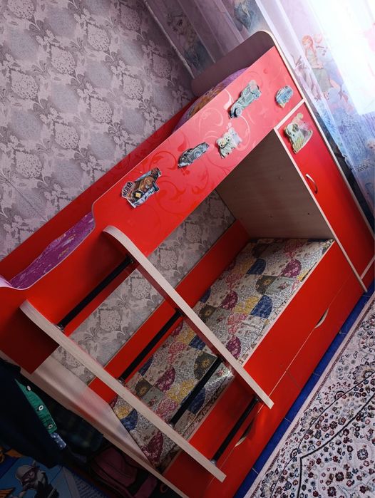 двухярусный кровать и шкаф продам