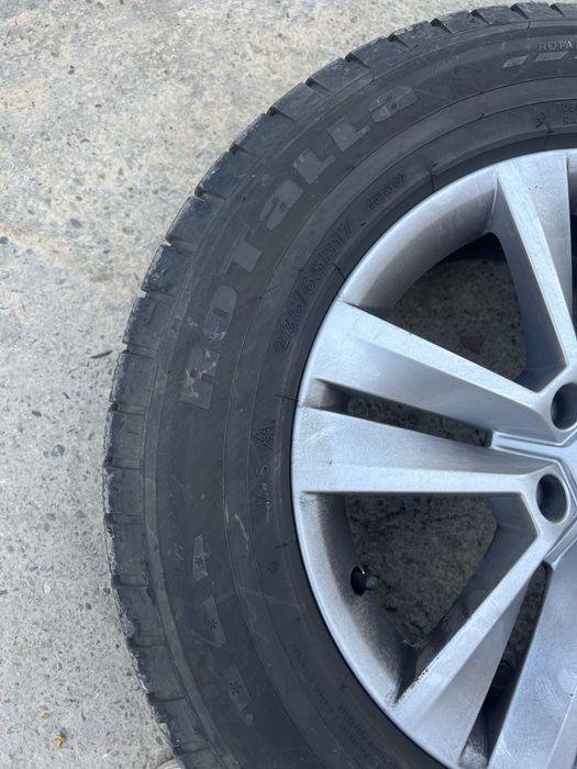 Skoda R17 диски с зимней резиной 235/65/17 Rotalla почти новая