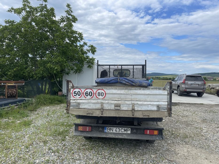 Camionetă Nissan cabstar