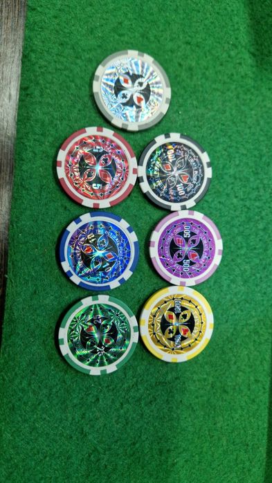 Vând truse poker profesionale.