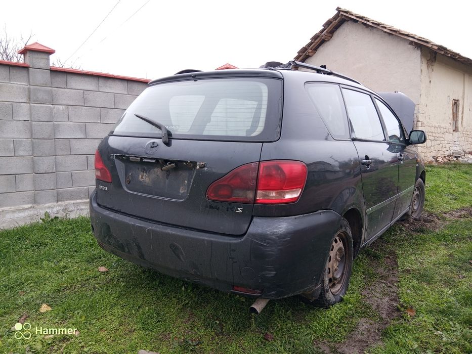 Продавам toyota avensis verso 2000 кубика 116 коня на части