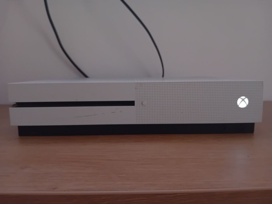 Vand xbox one cu o manetă si jocuri,sau schimb cu laptop