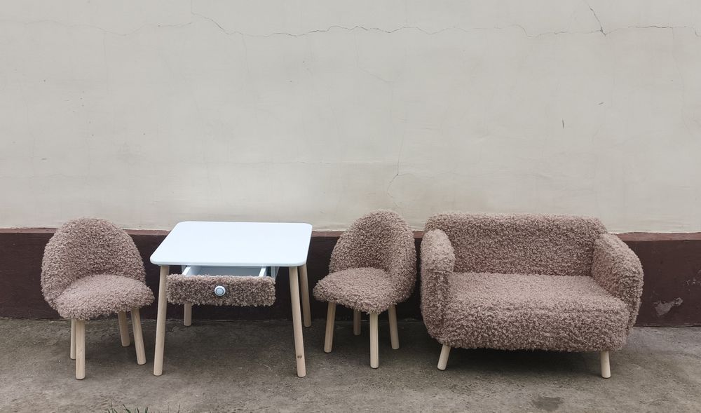 Комплект детской мебели. Стол и 2 стула