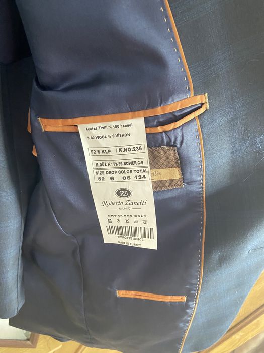Costum bleumarin carouri
