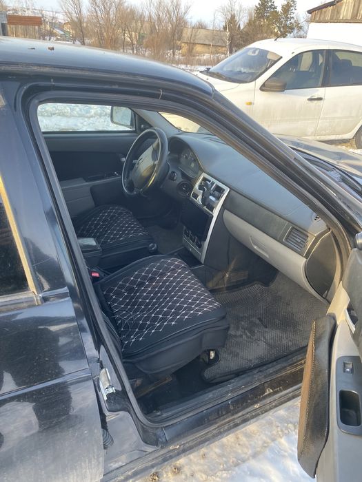 Машина Приора 2008 года в среднем состояния