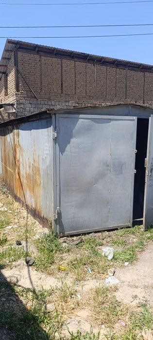 Продаётся железный автомобильный гараж