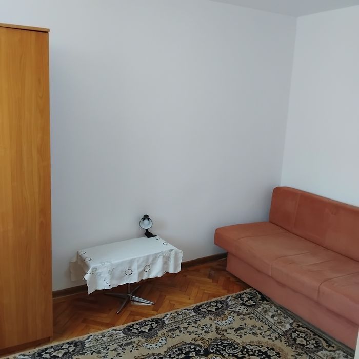 Închiriez apartament cu 2 camere